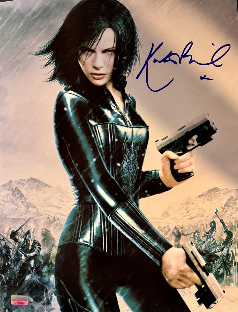 Kate Beckinsale signed (Underworld Awakening) 11x14 - Celebrity Authentics